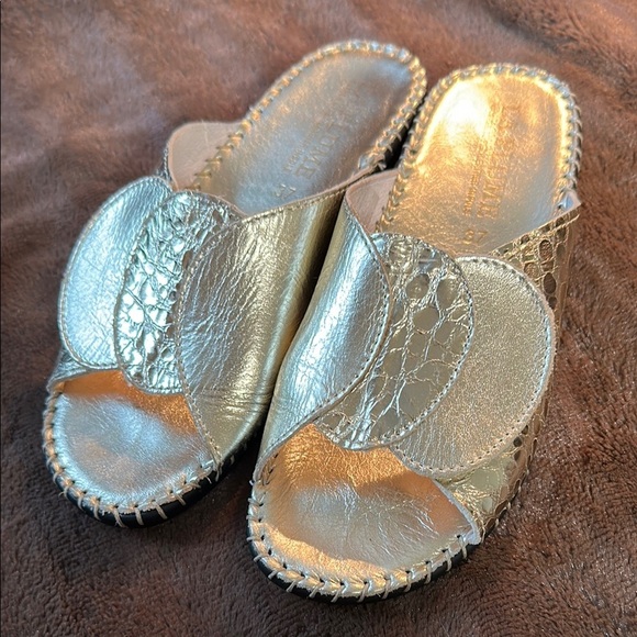 NWOB LA PLUME Paola Gold Slide Sandal Sz  7 - Picture 1 of 14